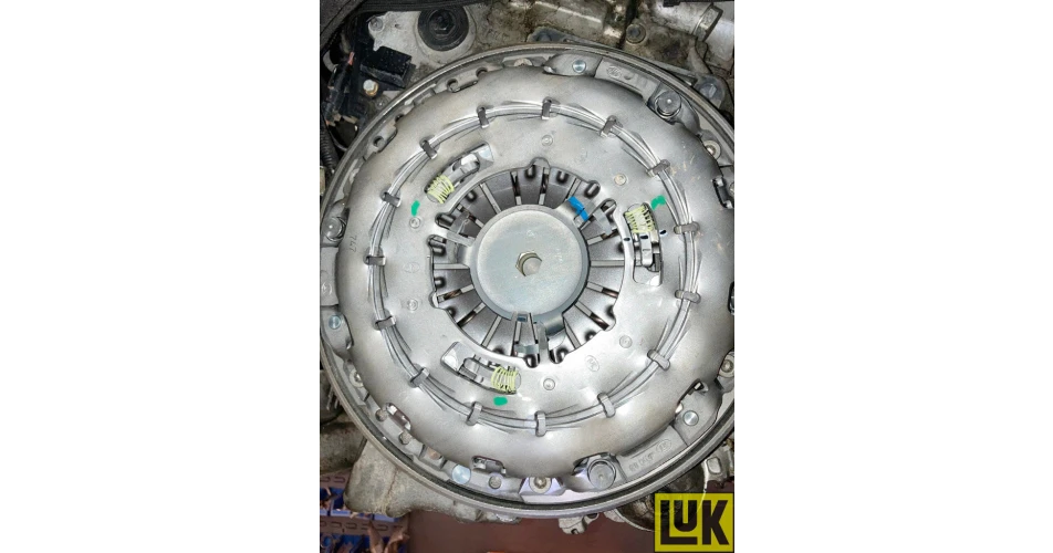 BMW 1S 2.0TD - Clutch & DMF replacement 