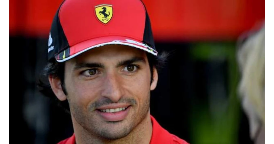 Sainz signs new deal with Ferrari