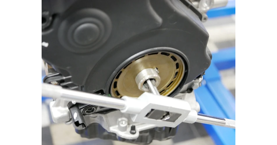 Replacing bolts for belt pulleys