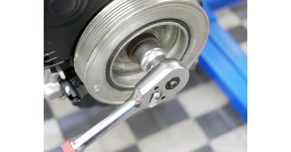 Replacing bolts for belt pulleys
