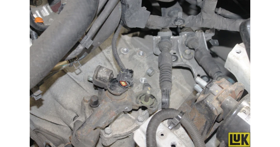 Replacing the clutch assembly on a Kia Ceed 1.4 