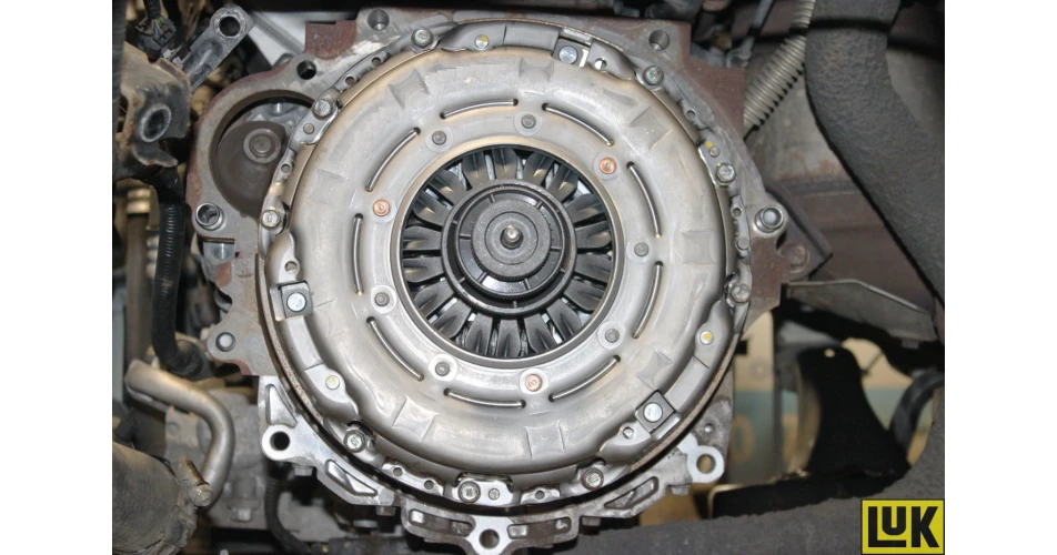 Replacing the clutch assembly on a Kia Ceed 1.4 