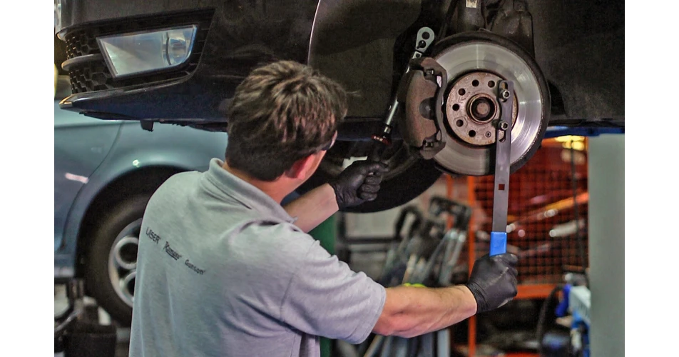 Timesaving wheel hub holding tool from Laser 