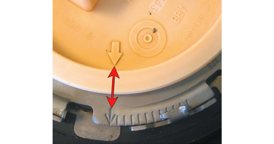 Incorrect tank indication due to fitting error